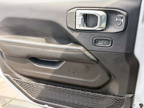 Used 2025 Jeep Wrangler Sahara image 19