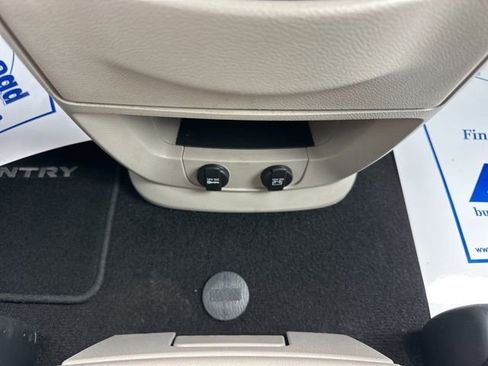 Used 2016 Chrysler Town & Country Touring FWD image 17