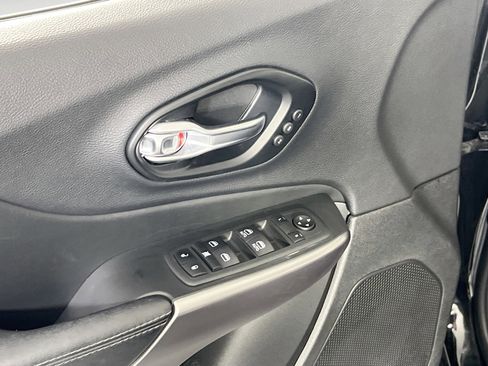 Used 2022 Jeep Cherokee Limited w/ Mopar Interior Package image 17