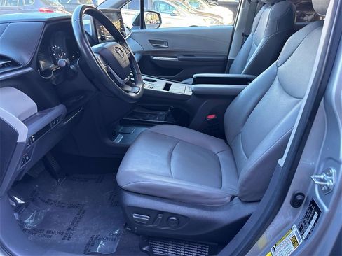 Used 2024 Toyota Sienna XLE image 9