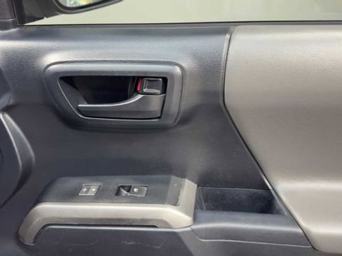 Used 2018 Toyota Tacoma SR5 RWD image 13