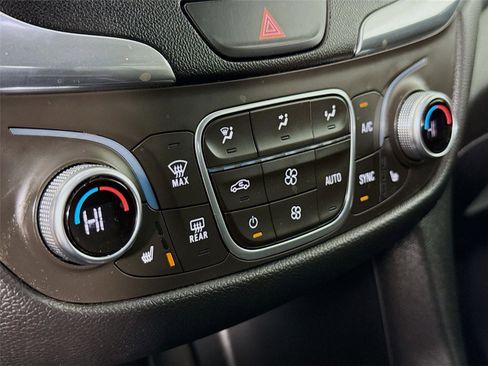 Used 2018 Chevrolet Equinox LT w/ Sun & Infotainment Package image 16