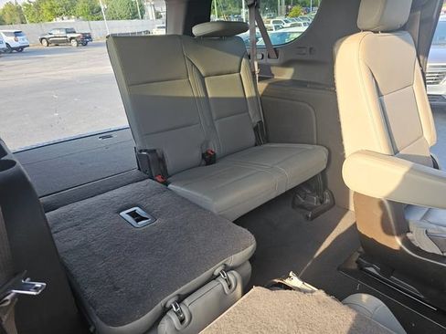 Used 2022 Chevrolet Suburban LT w/ Luxury Package AWD/4WD image 17