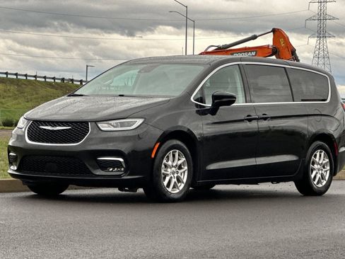 Used 2024 Chrysler Pacifica Touring-L image 7