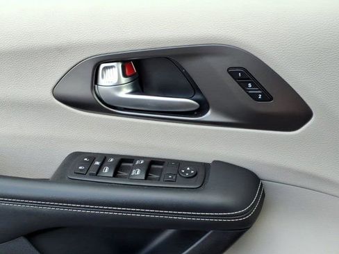 Used 2024 Chrysler Pacifica Touring-L image 23