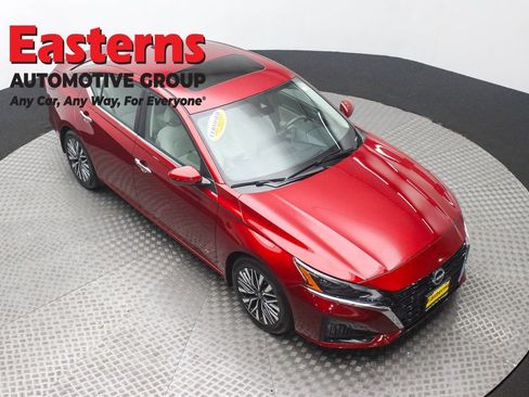 Used 2023 Nissan Altima 2.5 SV w/ SV Premium Package FWD image 3