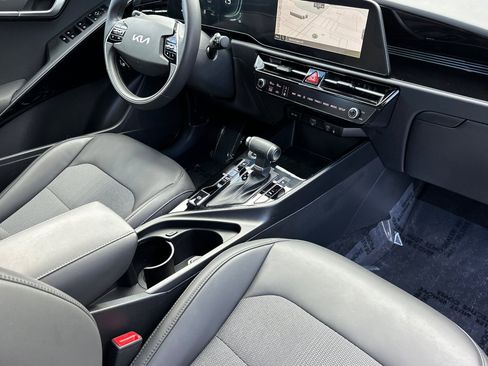 Certified 2025 Kia Niro EX image 18