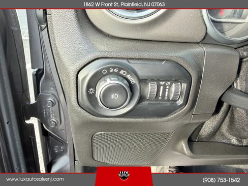 Used 2018 Jeep Wrangler Unlimited Sahara AWD/4WD image 17