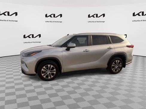 Used 2023 Toyota Highlander XLE AWD/4WD image 5
