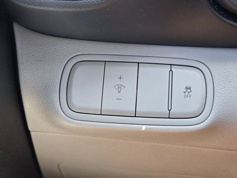 Certified 2024 Hyundai Venue SEL FWD image 25
