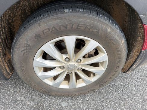 Used 2017 Chrysler Pacifica Touring w/ Tire & Wheel Group image 12