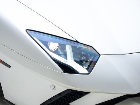Used 2017 Lamborghini Aventador S image 10