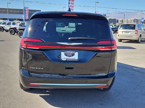 New 2025 Chrysler Pacifica Select image 7