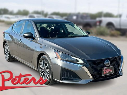 Used 2025 Nissan Altima 2.5 SV image 1