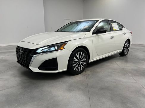 Used 2025 Nissan Altima 2.5 SV FWD image 4