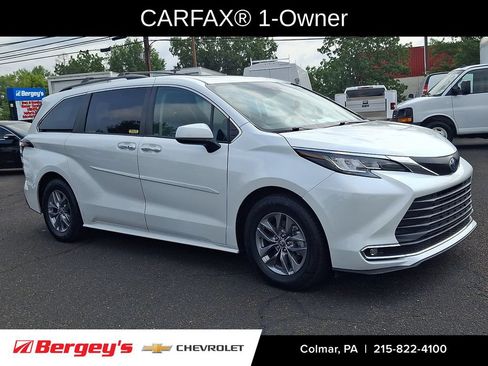 Used 2023 Toyota Sienna XLE AWD/4WD image 3