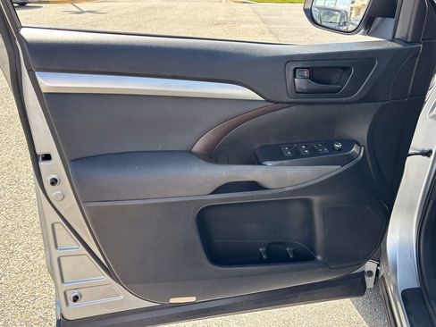 Used 2016 Toyota Highlander LE image 12