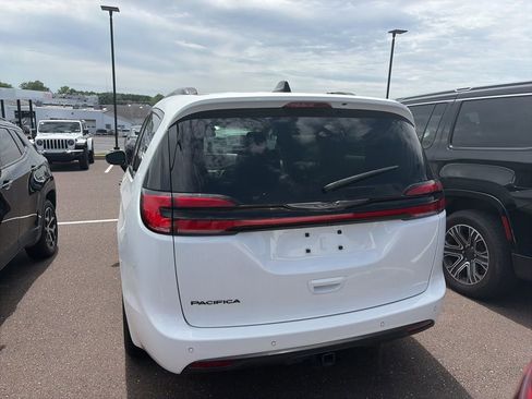 Used 2024 Chrysler Pacifica Touring-L w/ Road Tripper Package FWD image 7