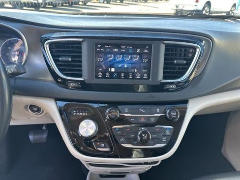 Used 2020 Chrysler Pacifica Touring-L image 33