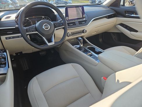 Used 2021 Nissan Altima 2.5 SV w/ SV Premium Package image 3