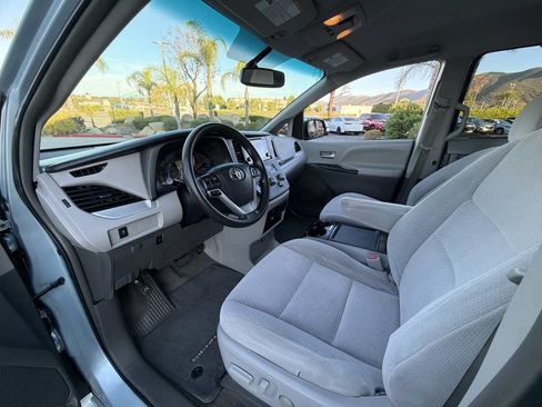 Used 2015 Toyota Sienna LE FWD image 17