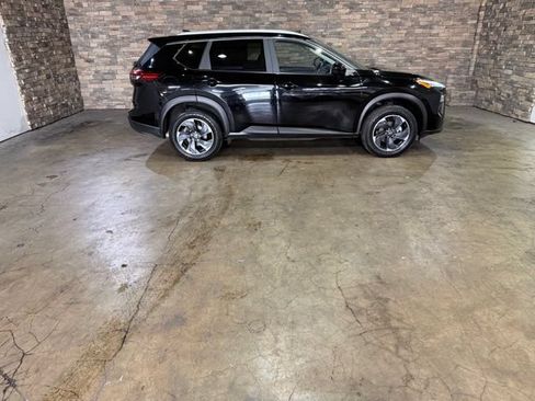 Certified 2025 Nissan Rogue SV w/ SV Premium Package FWD image 4