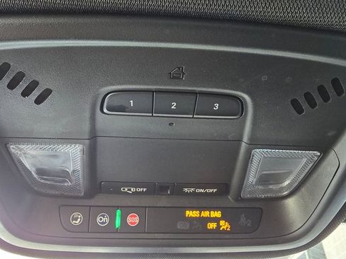 Used 2023 Chevrolet Traverse LT image 24