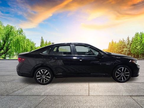 Certified 2025 Volkswagen Jetta SE image 3