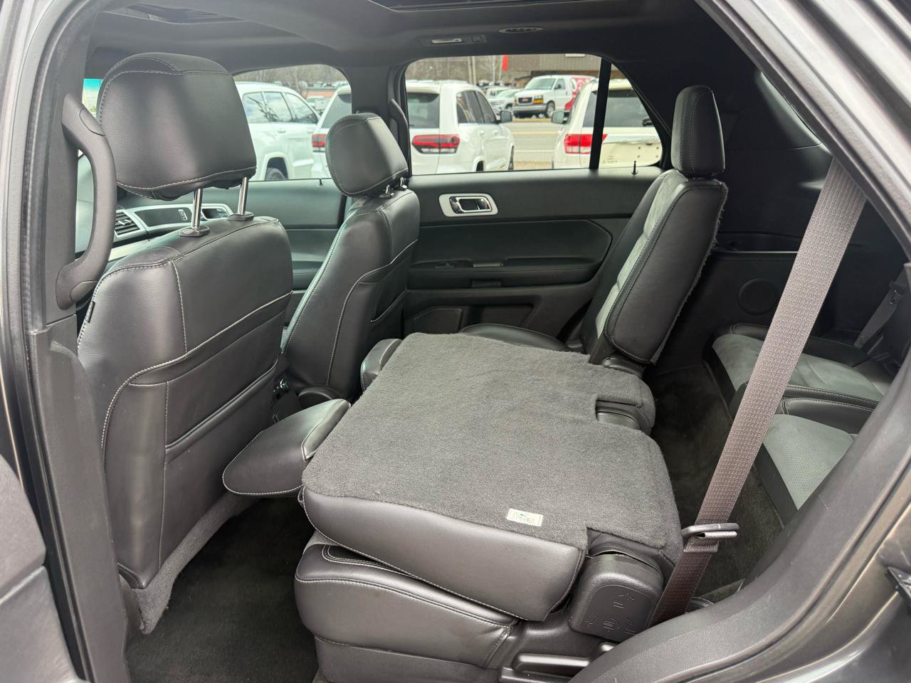 Used 2015 Ford Explorer XLT w/ Equipment Group 202B AWD/4WD image 35