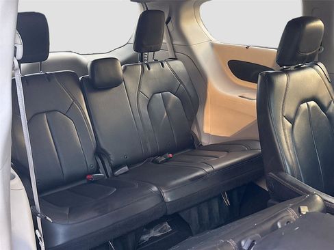 Used 2018 Chrysler Pacifica Touring-L image 29