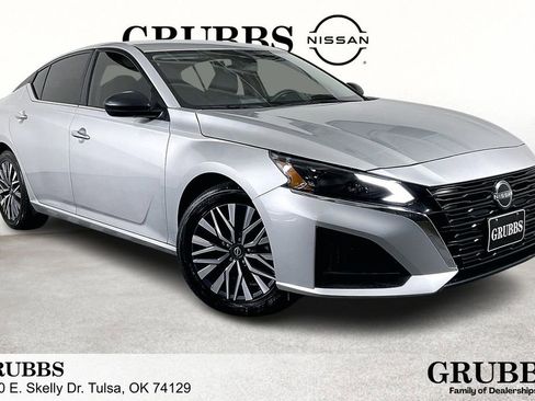 Used 2024 Nissan Altima 2.5 SV FWD image 1
