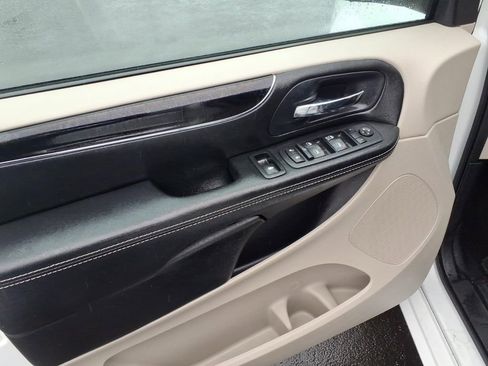 Used 2016 Dodge Grand Caravan SE FWD image 10