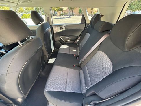 Used 2025 Kia Soul LX w/ LX Technology Package FWD image 19