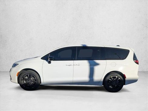 New 2026 Chrysler Pacifica Select AWD/4WD image 5