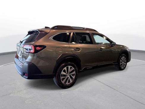 Used 2025 Subaru Outback Premium AWD/4WD image 11