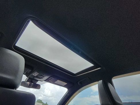 Used 2018 Toyota RAV4 SE image 22