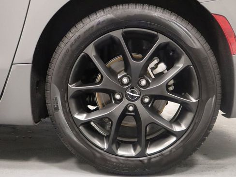 Used 2025 Chrysler Pacifica Limited FWD image 28