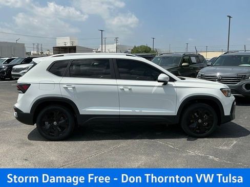 New 2026 Volkswagen Taos SE FWD image 2