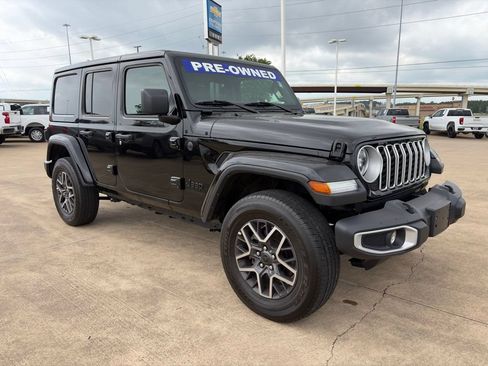Used 2025 Jeep Wrangler Unlimited Sahara AWD/4WD image 4