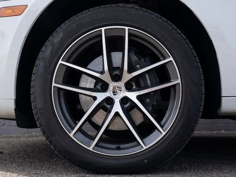 Certified 2025 Porsche Macan AWD/4WD image 12