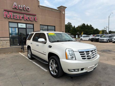 Used 2012 Cadillac Escalade Luxury RWD image 3
