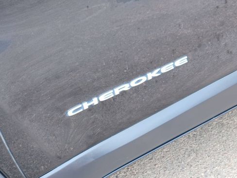 Used 2017 Jeep Cherokee Latitude w/ Safety/Convenience Group AWD/4WD image 11