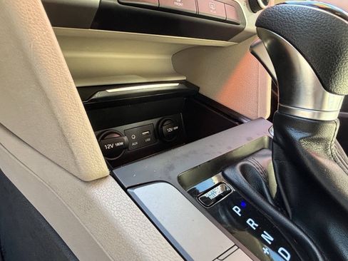 Used 2017 Hyundai Elantra SE FWD image 19