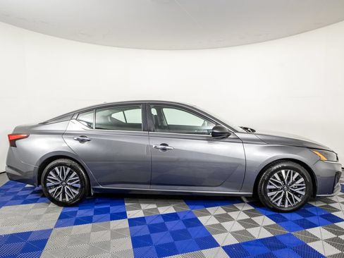 Used 2024 Nissan Altima 2.5 SV FWD image 5
