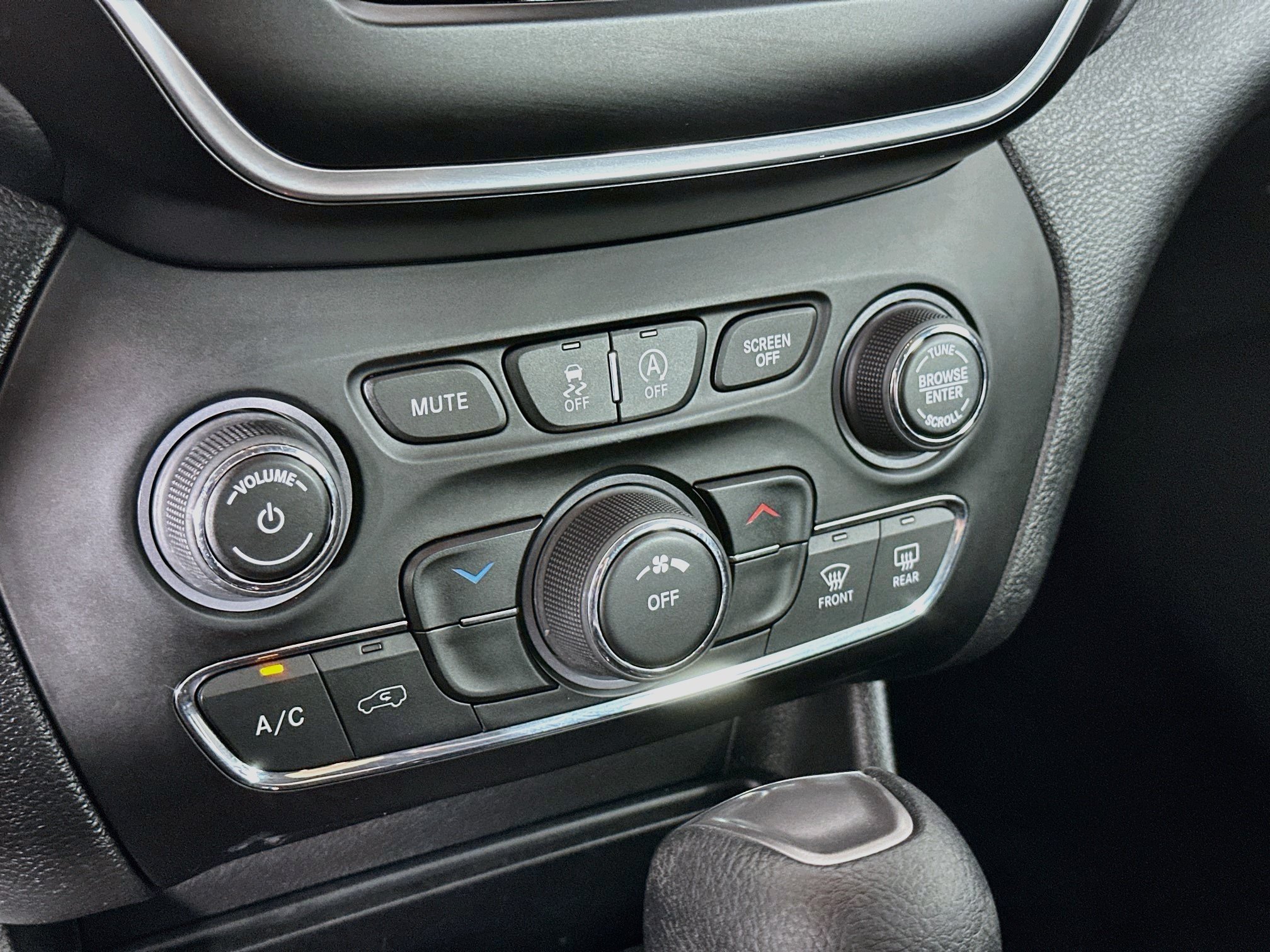Used 2021 Jeep Cherokee Latitude w/ Mopar Interior Package FWD image 23