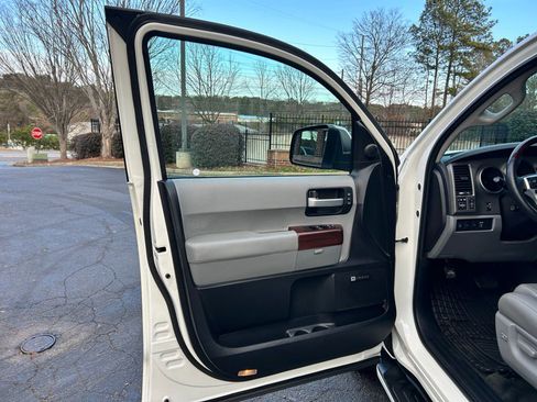 Used 2015 Toyota Sequoia Platinum image 25