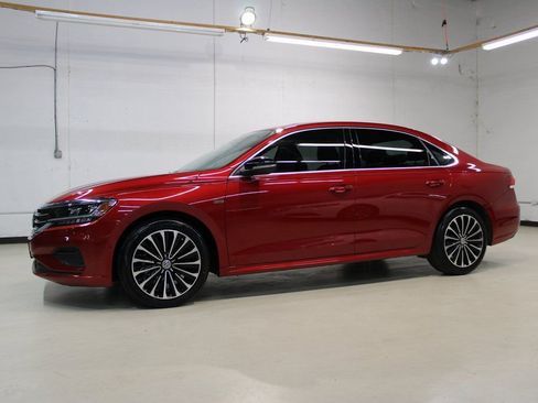 Used 2022 Volkswagen Passat 2.0T image 9