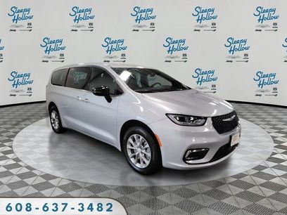 New 2026 Chrysler Pacifica Select