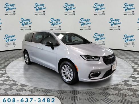 New 2026 Chrysler Pacifica Select image 3