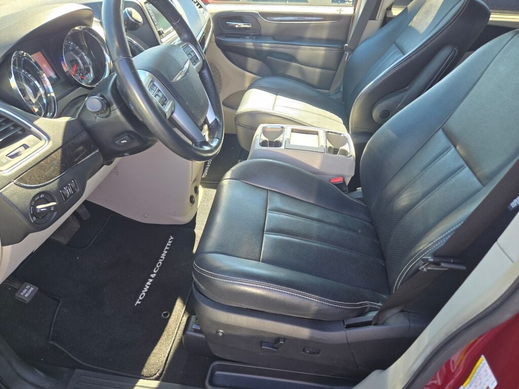 Used 2012 Chrysler Town & Country Touring-L w/ Entertainment Group #2 FWD image 3